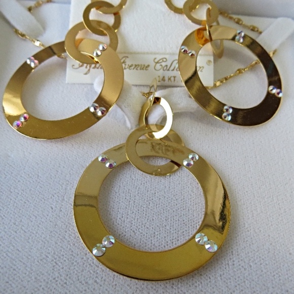 Fifth Avenue Necklace and Earrings Swarovski Crystals - Picture 3 of 7